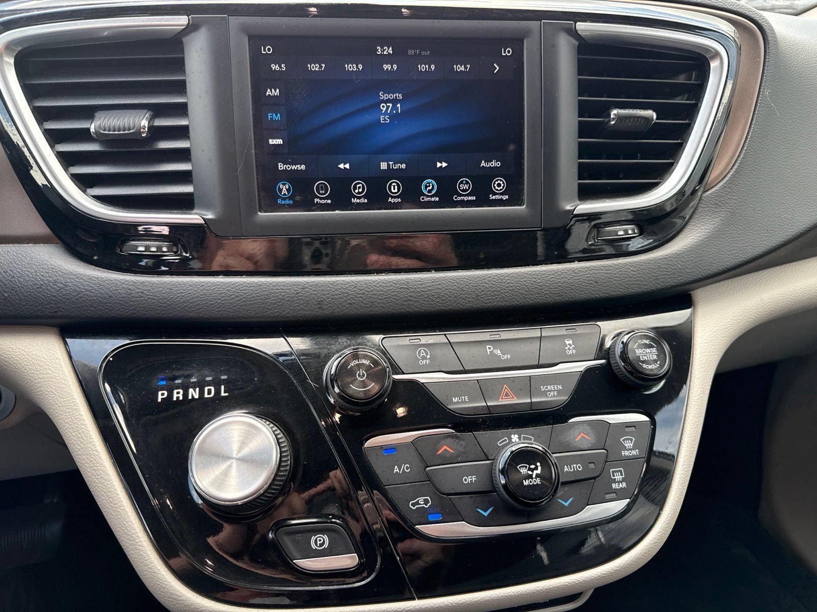 Used 2018 Chrysler Pacifica Touring Plus w/ Tire & Wheel Group FWD image 23