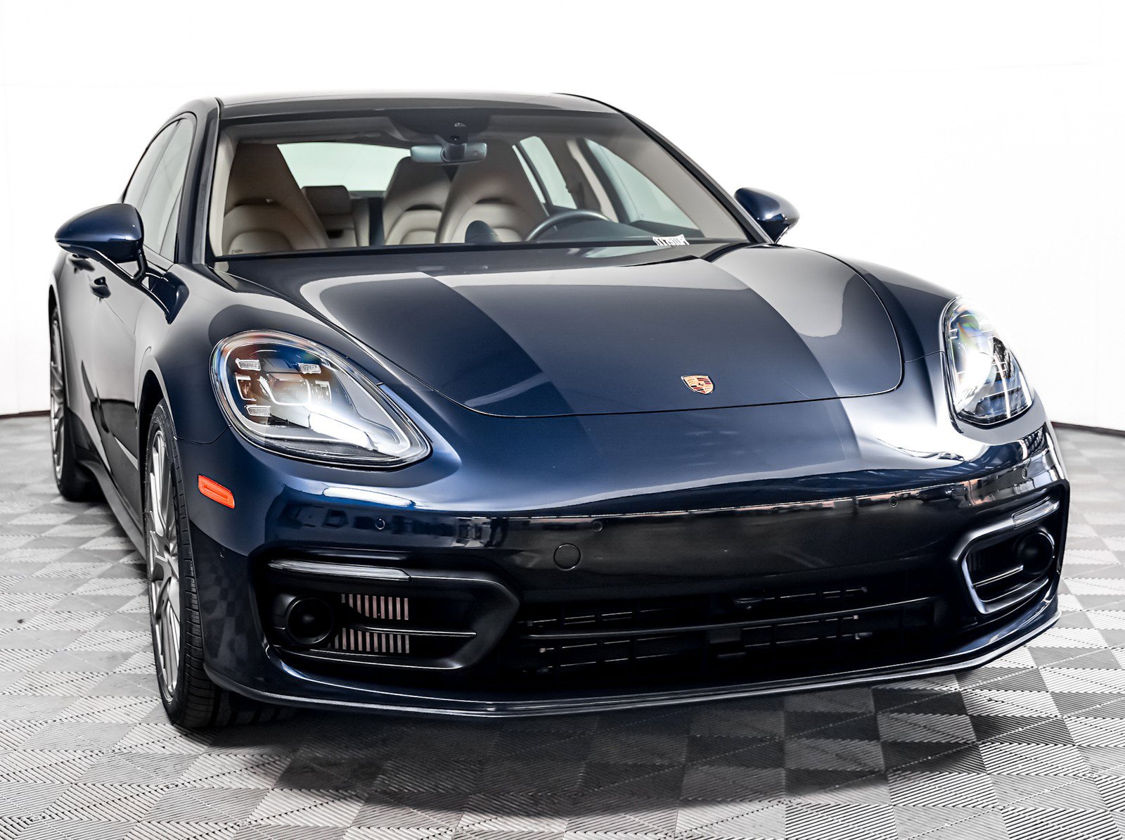 Certified 2023 Porsche Panamera Platinum Edition image 8