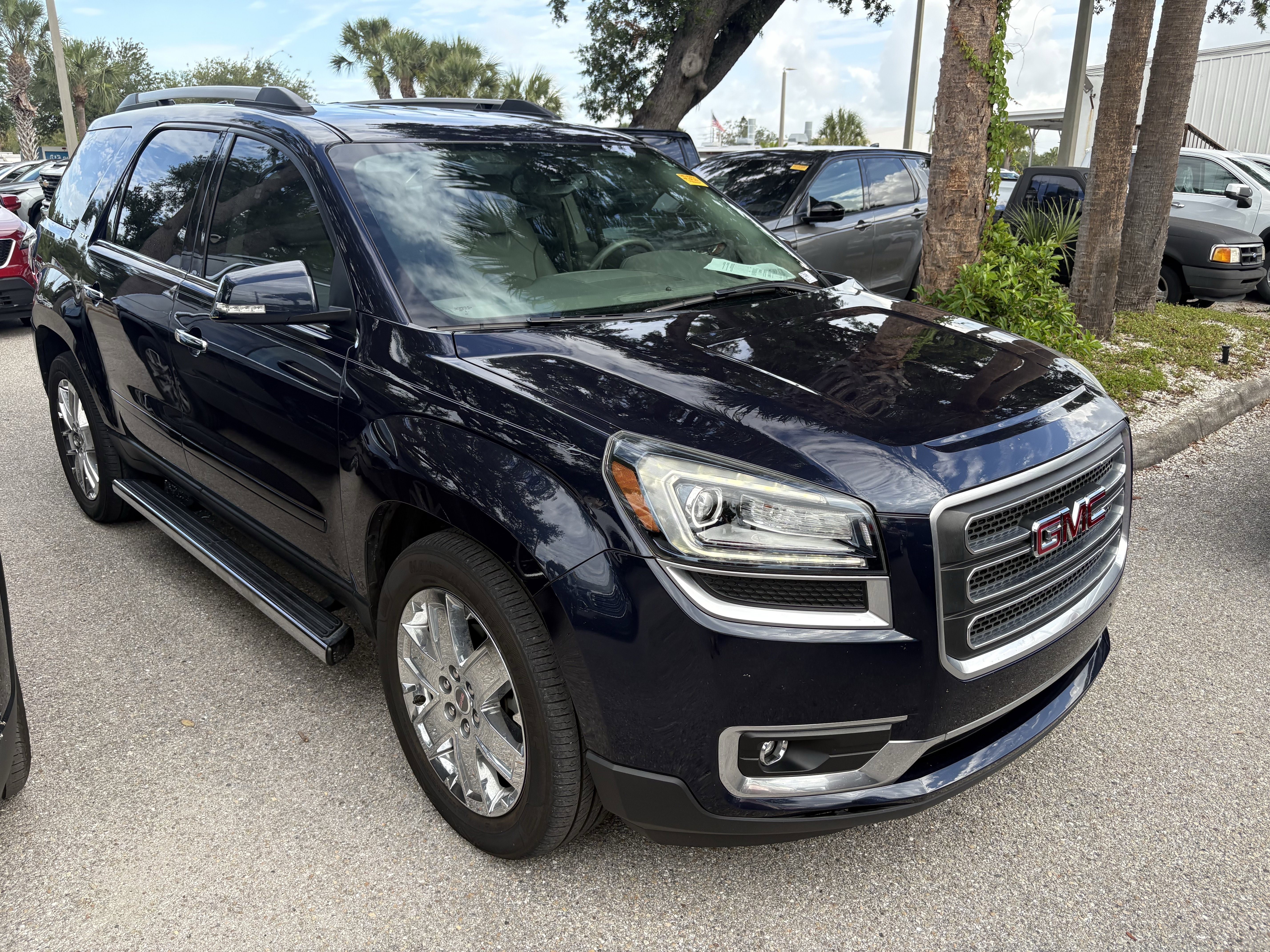 Used 2017 GMC Acadia Limited SLT FWD image 1