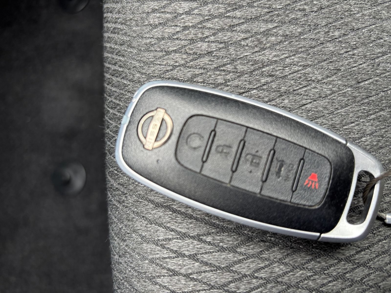 Used 2025 Nissan Rogue SV FWD image 27