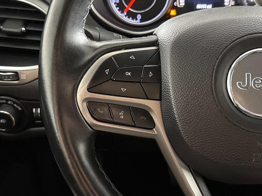 Used 2019 Jeep Cherokee Latitude Plus w/ Comfort/Convenience Group AWD/4WD image 16
