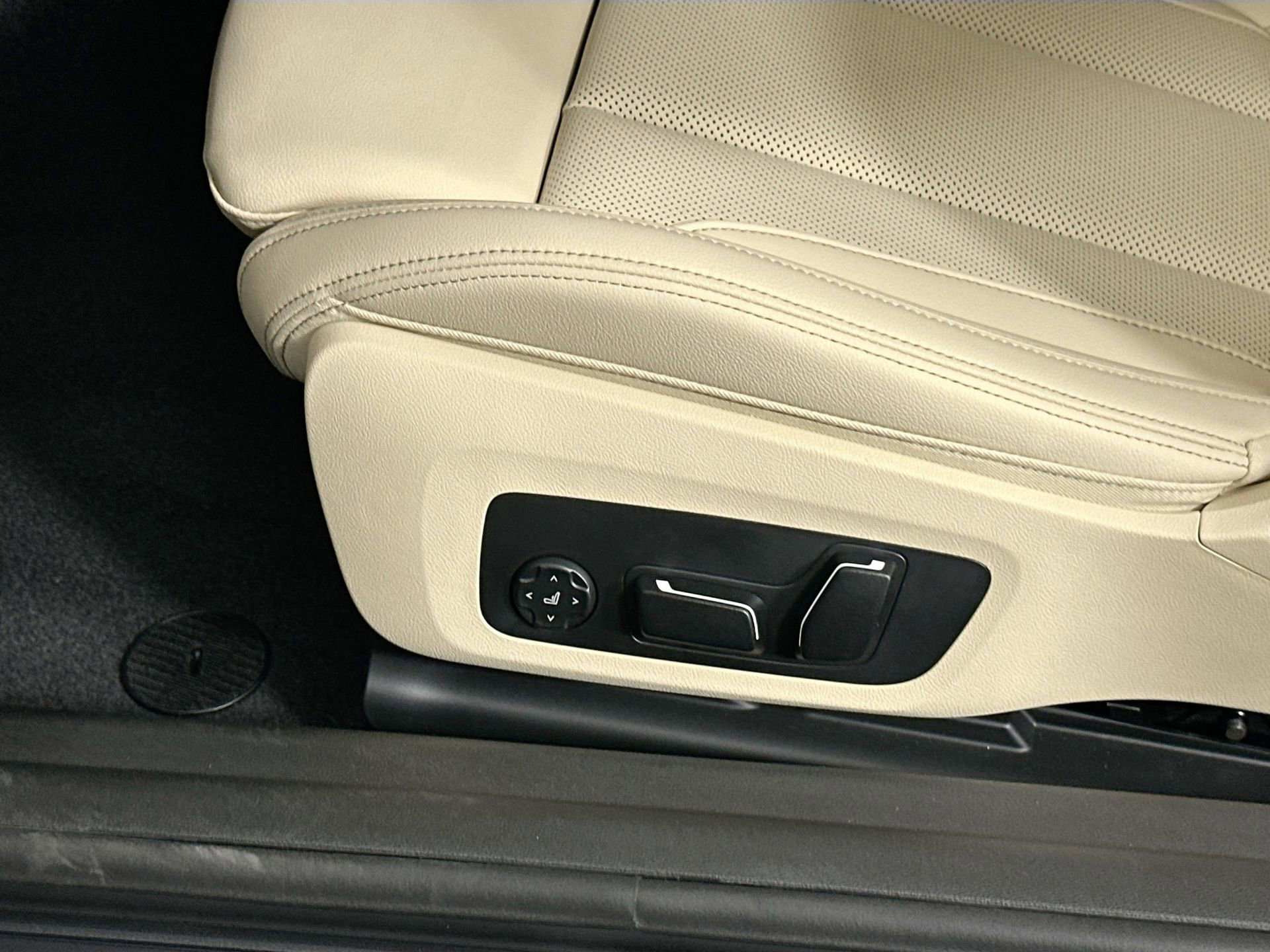 Used 2025 BMW 230i Coupe w/ Premium Package image 18