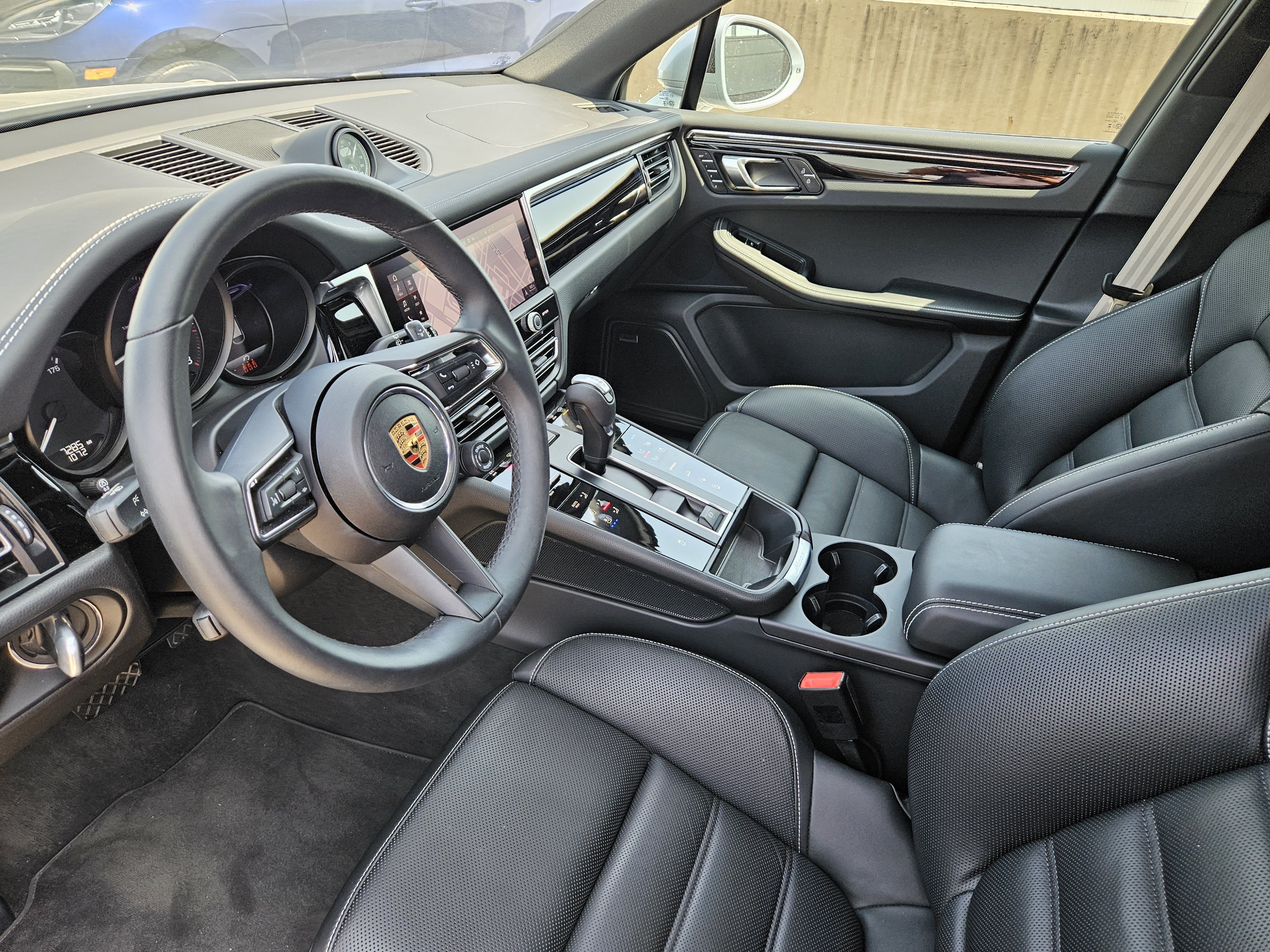 Certified 2025 Porsche Macan AWD/4WD image 4