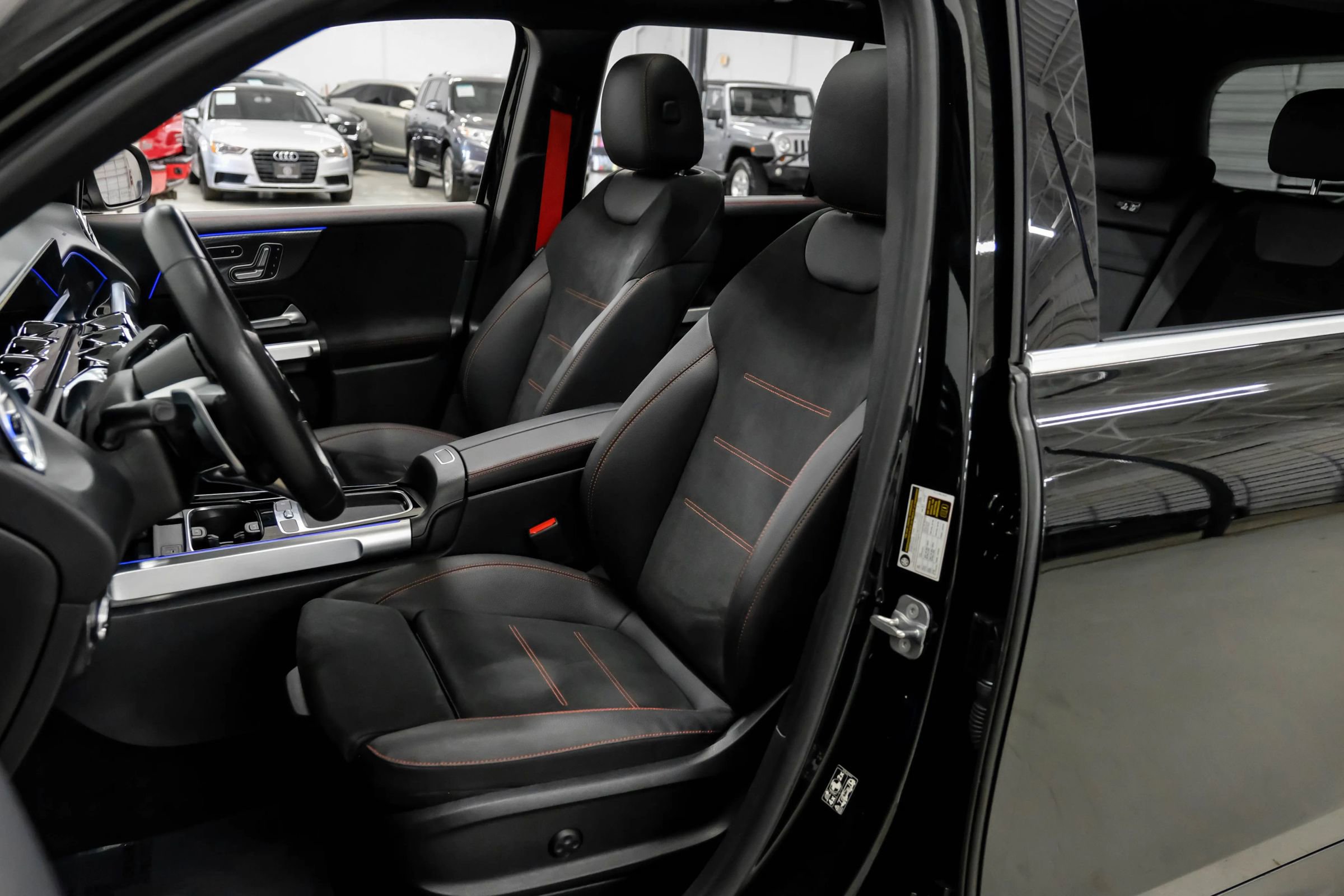 Used 2024 Mercedes-Benz GLB 35 AMG 4MATIC image 30