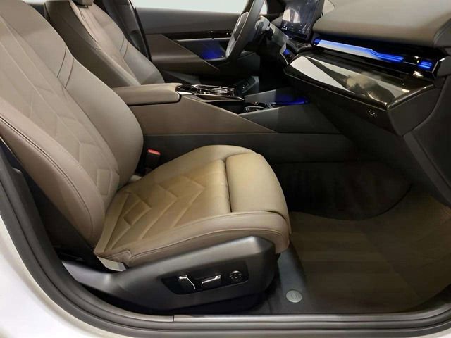 Used 2025 BMW 530i w/ Premium Package RWD image 91