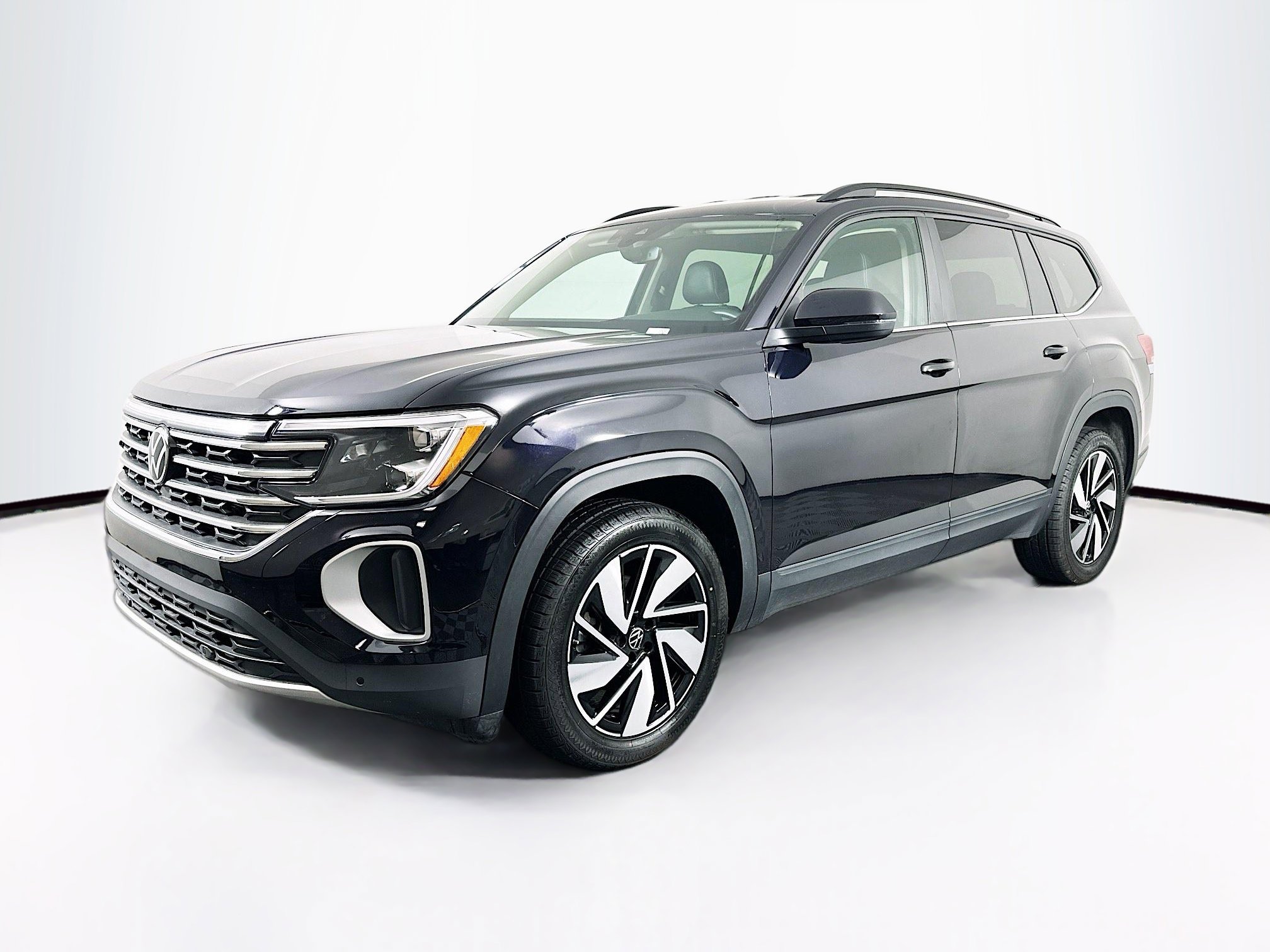 Used 2025 Volkswagen Atlas SE image 3