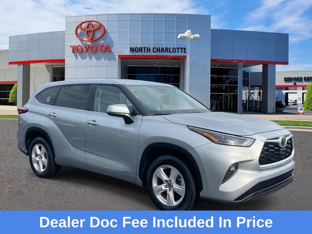 Used 2023 Toyota Highlander LE FWD image 1