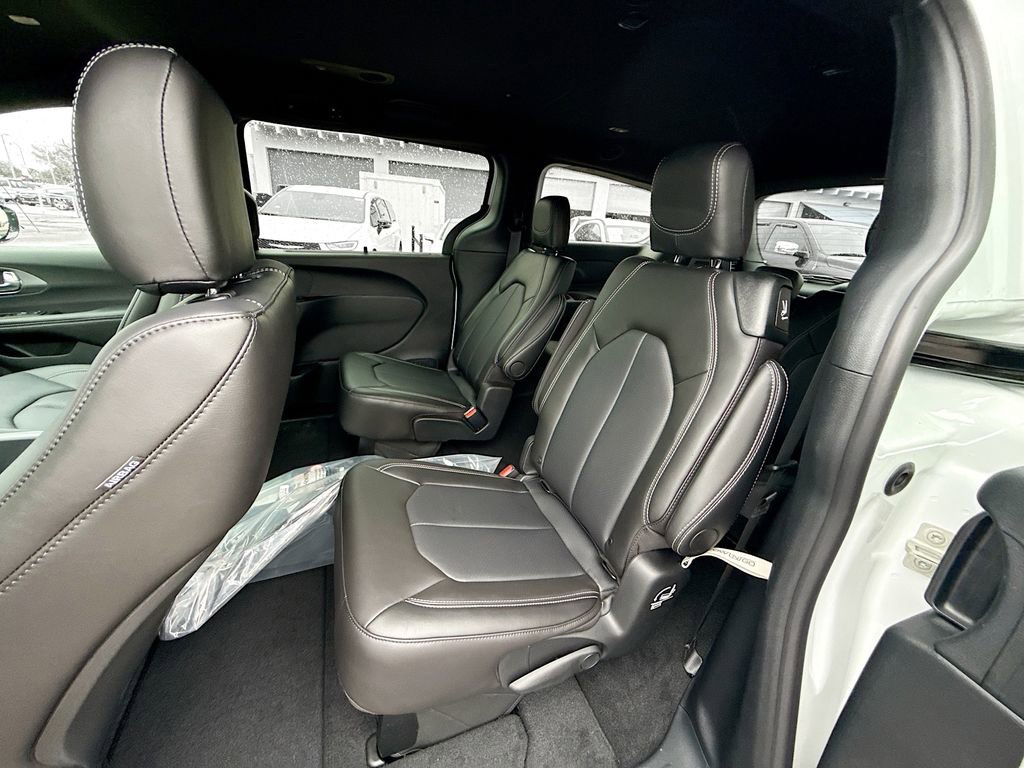 New 2026 Chrysler Pacifica Select FWD image 26