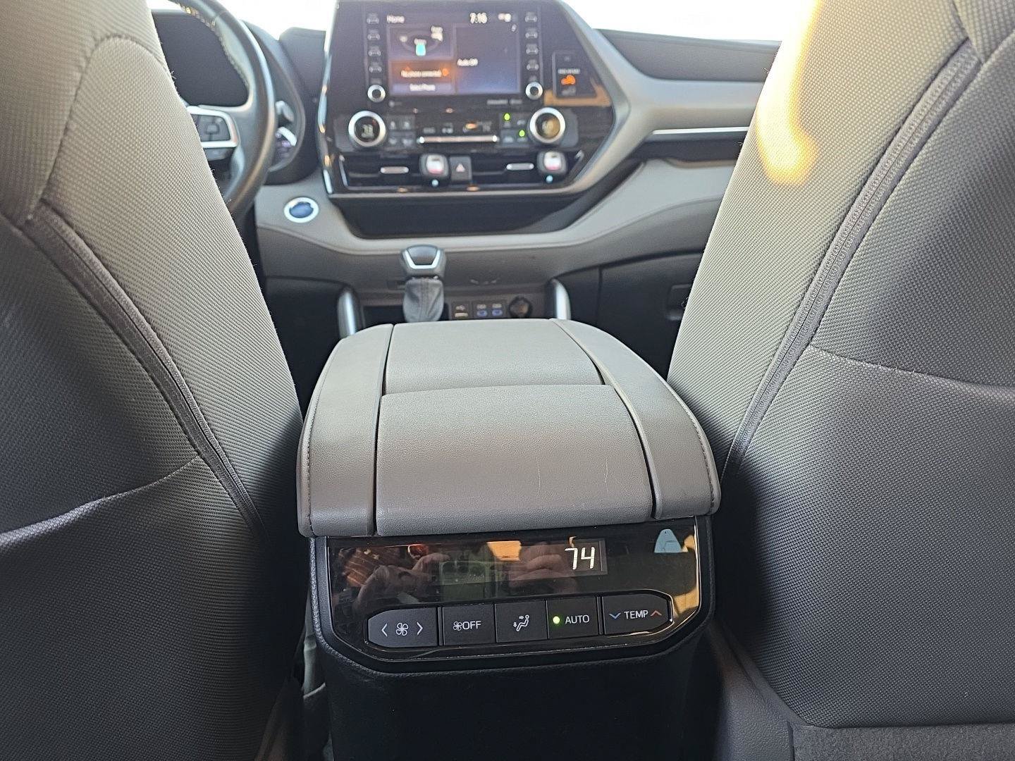 Used 2022 Toyota Highlander LE AWD/4WD image 17