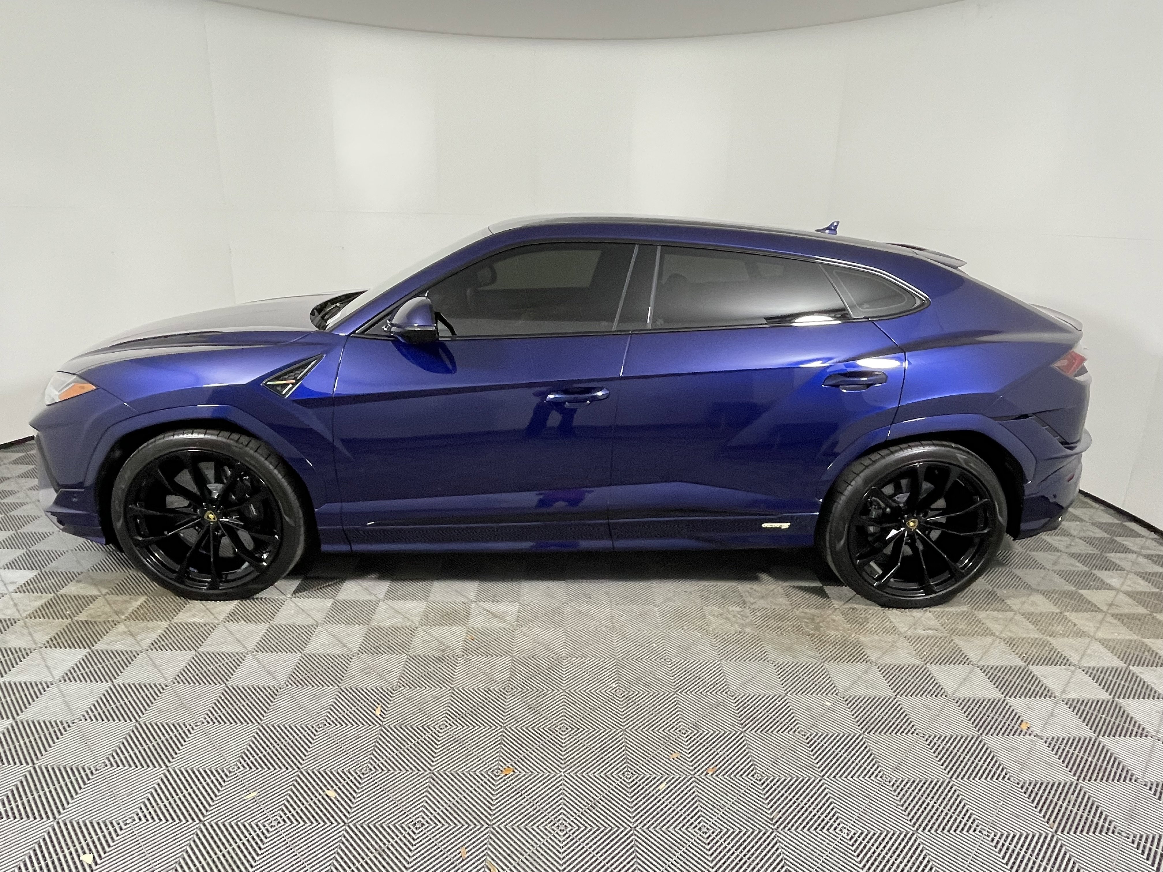Used 2024 Lamborghini Urus S image 2