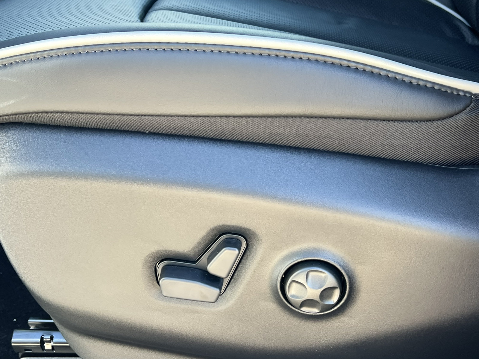 New 2027 Chrysler Pacifica Limited AWD/4WD image 10