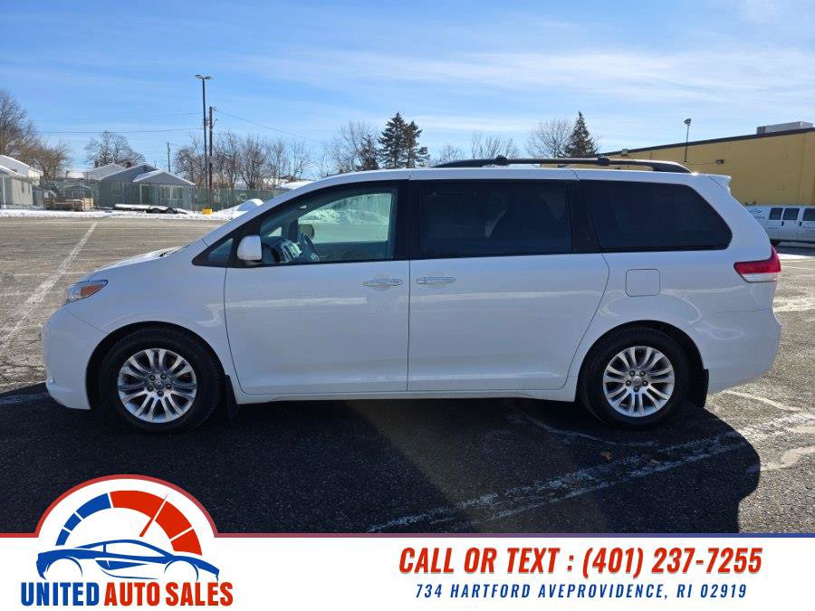 Used 2013 Toyota Sienna XLE w/ Entertainment Pkg image 2