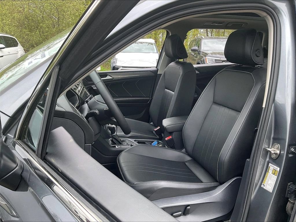 Certified 2023 Volkswagen Tiguan SE w/ Panoramic Sunroof Package AWD/4WD image 10