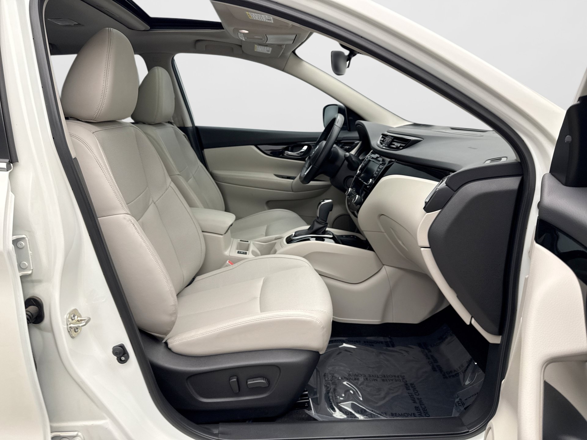 Used 2022 Nissan Rogue Sport SL w/ Premium Package FWD image 9