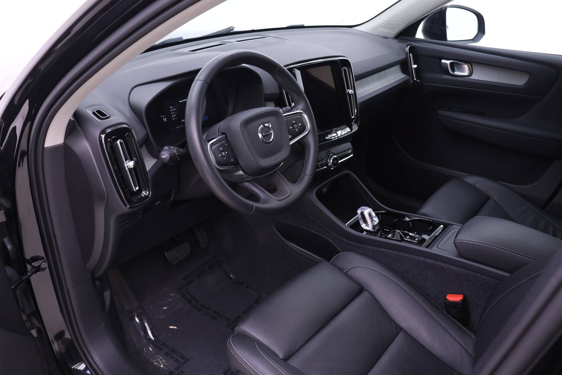 Certified 2024 Volvo XC40 B5 Plus w/ Climate Package AWD/4WD image 6