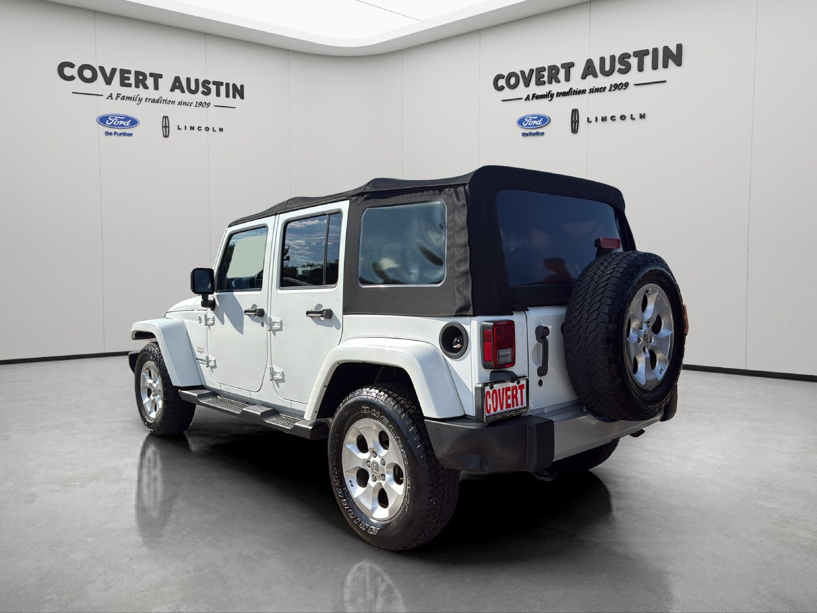 Used 2015 Jeep Wrangler Unlimited Sahara w/ Connectivity Group AWD/4WD image 5