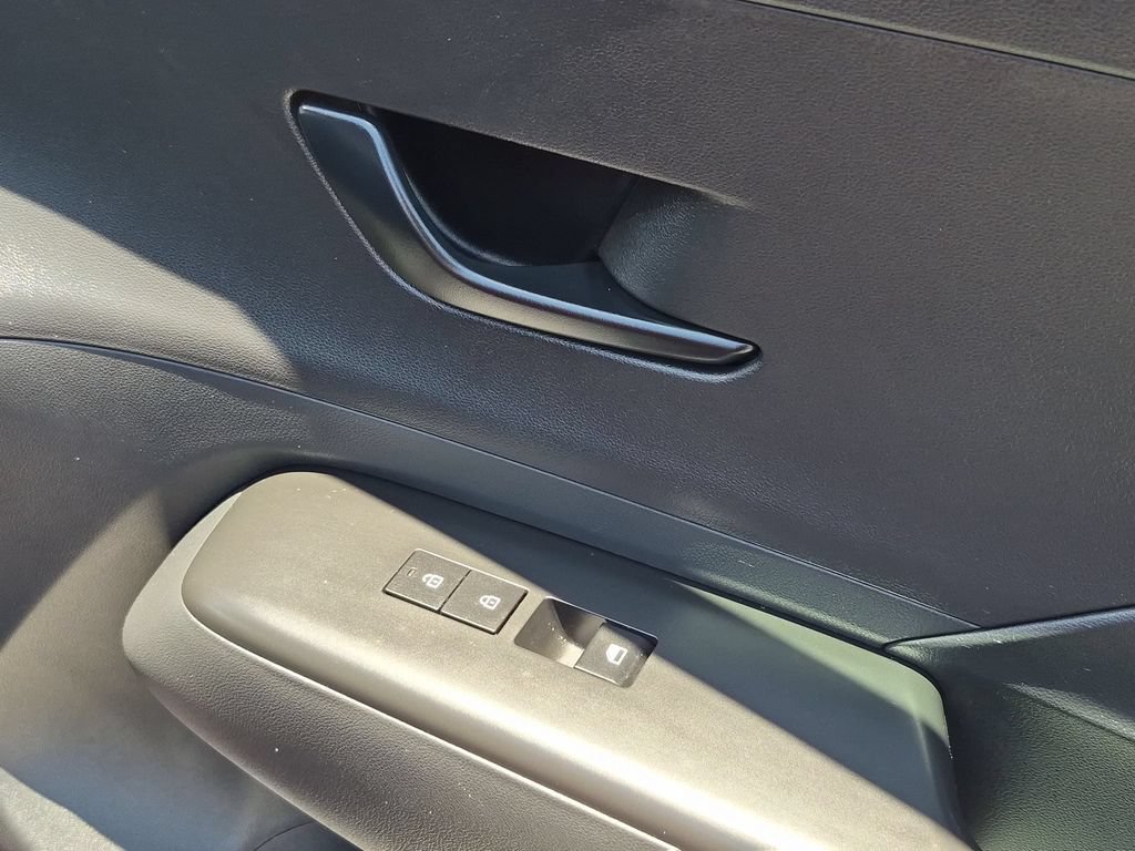 Used 2025 Hyundai Kona SEL FWD image 34