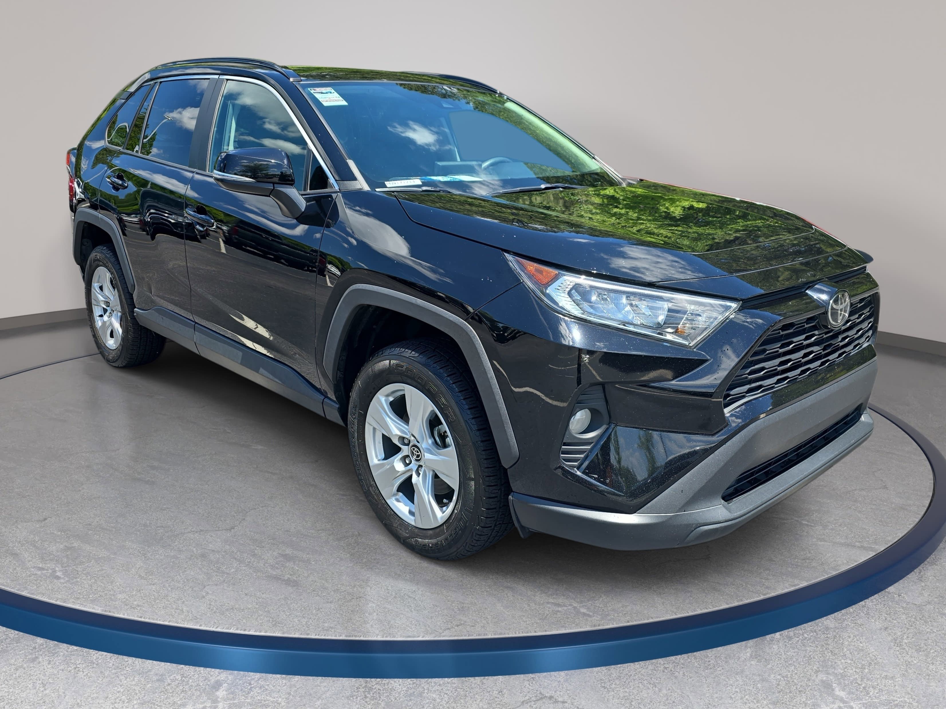 Used 2021 Toyota RAV4 XLE w/ Convenience Package FWD image 3