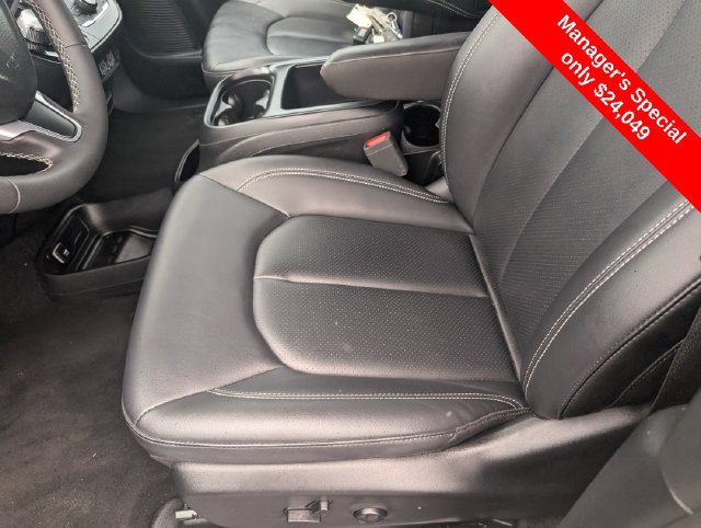 Used 2025 Chrysler Pacifica Select FWD image 19