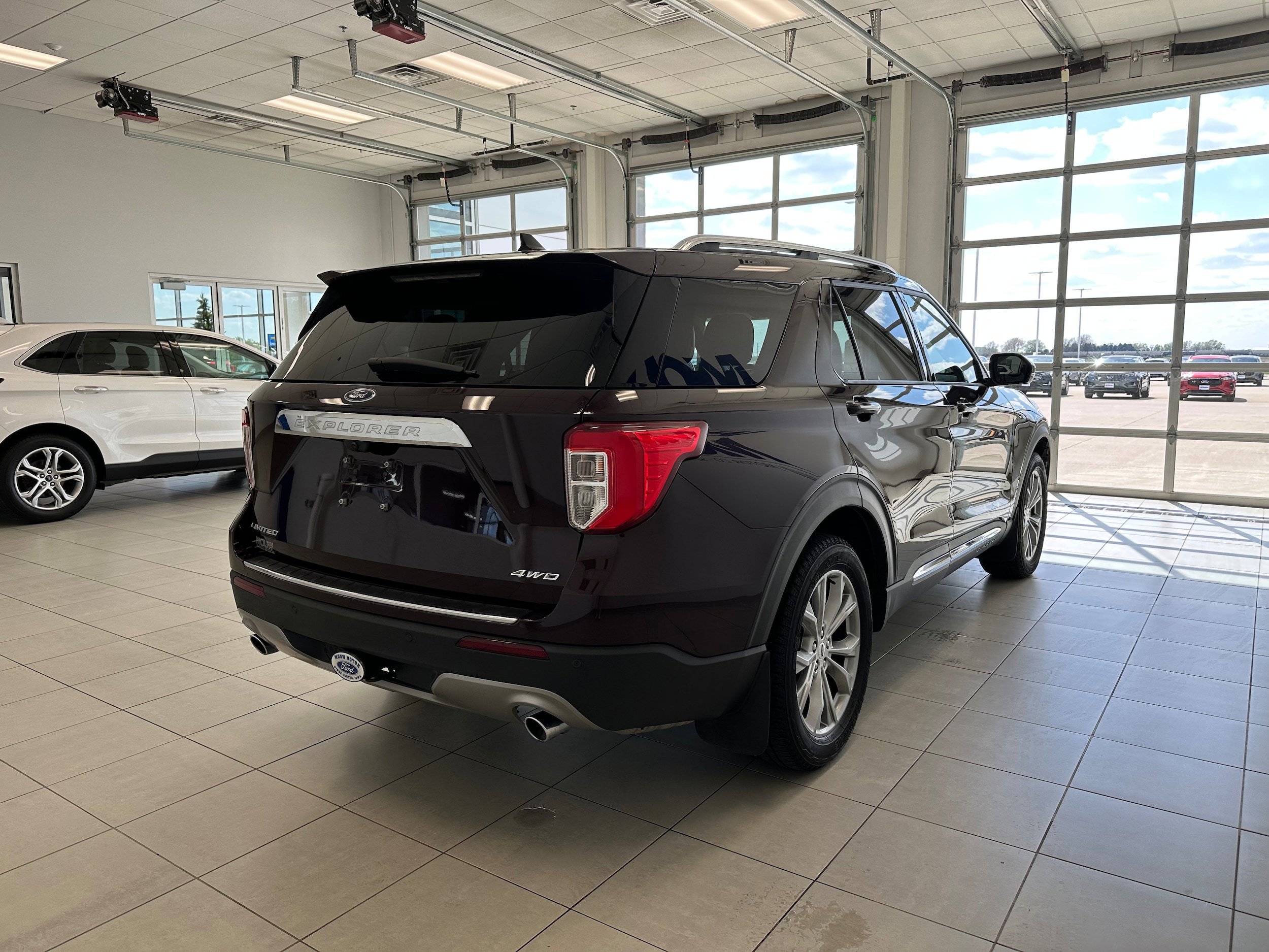 Used 2022 Ford Explorer Limited w/ Equipment Group 301A AWD/4WD image 5