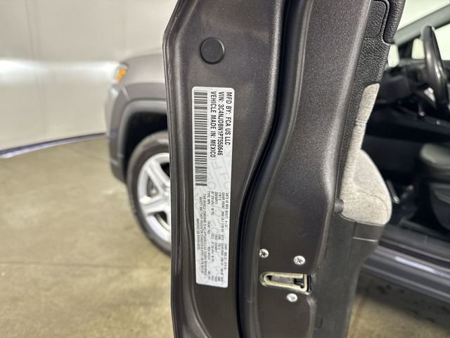 Used 2023 Jeep Compass Latitude w/ Sun and Sound Group AWD/4WD image 38