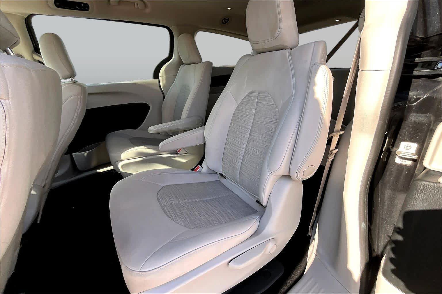 Used 2018 Chrysler Pacifica Touring Plus FWD image 20