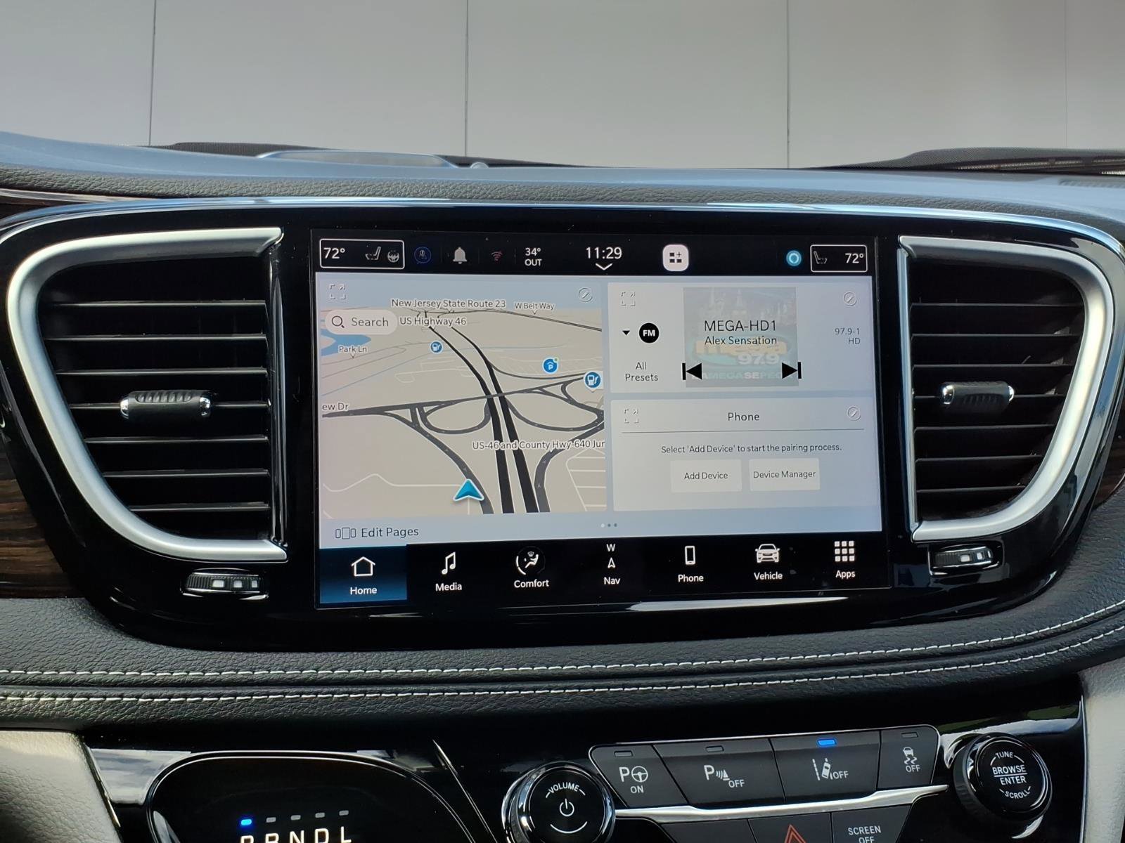 Used 2023 Chrysler Pacifica Limited w/ Uconnect Theater Family Group image 19