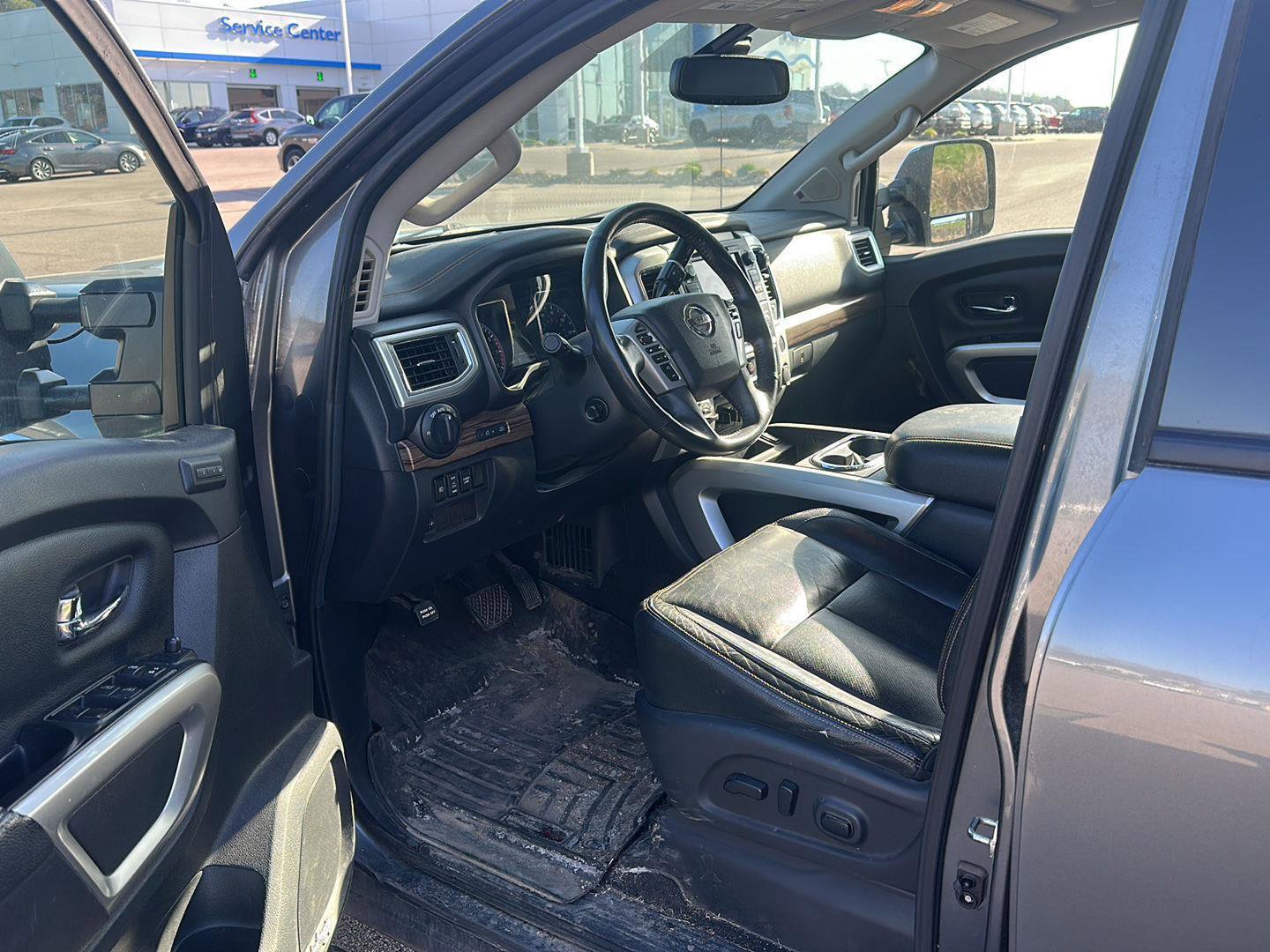 Used 2017 Nissan Titan SL image 8