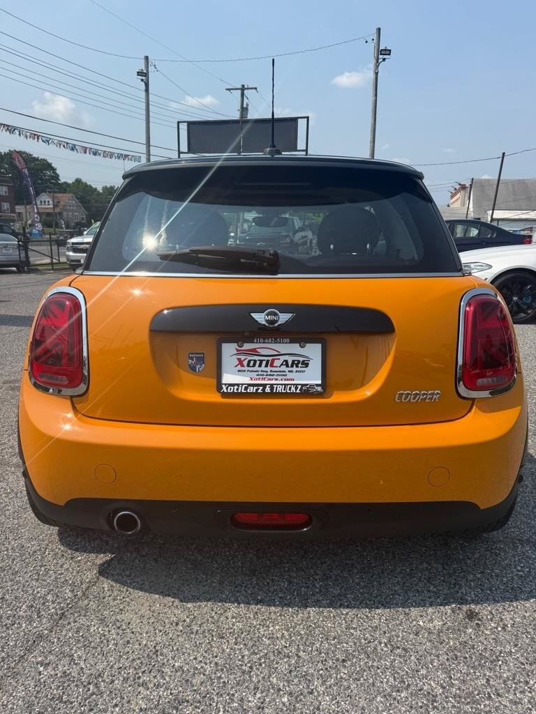 Used 2018 MINI Cooper 2-Door Hardtop w/ Cold Weather Package FWD image 6
