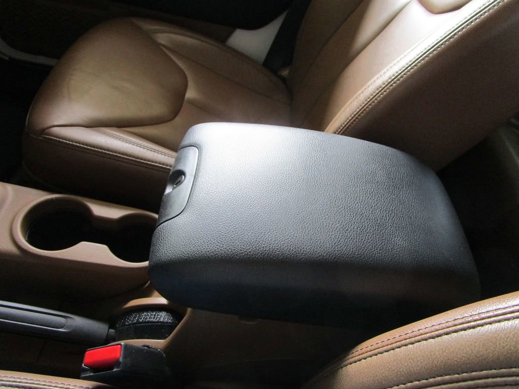 Used 2017 Jeep Wrangler Unlimited Sahara w/ Connectivity Group image 37