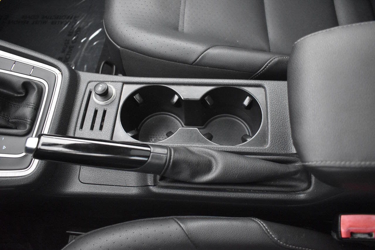 Used 2015 Volkswagen Golf S image 28