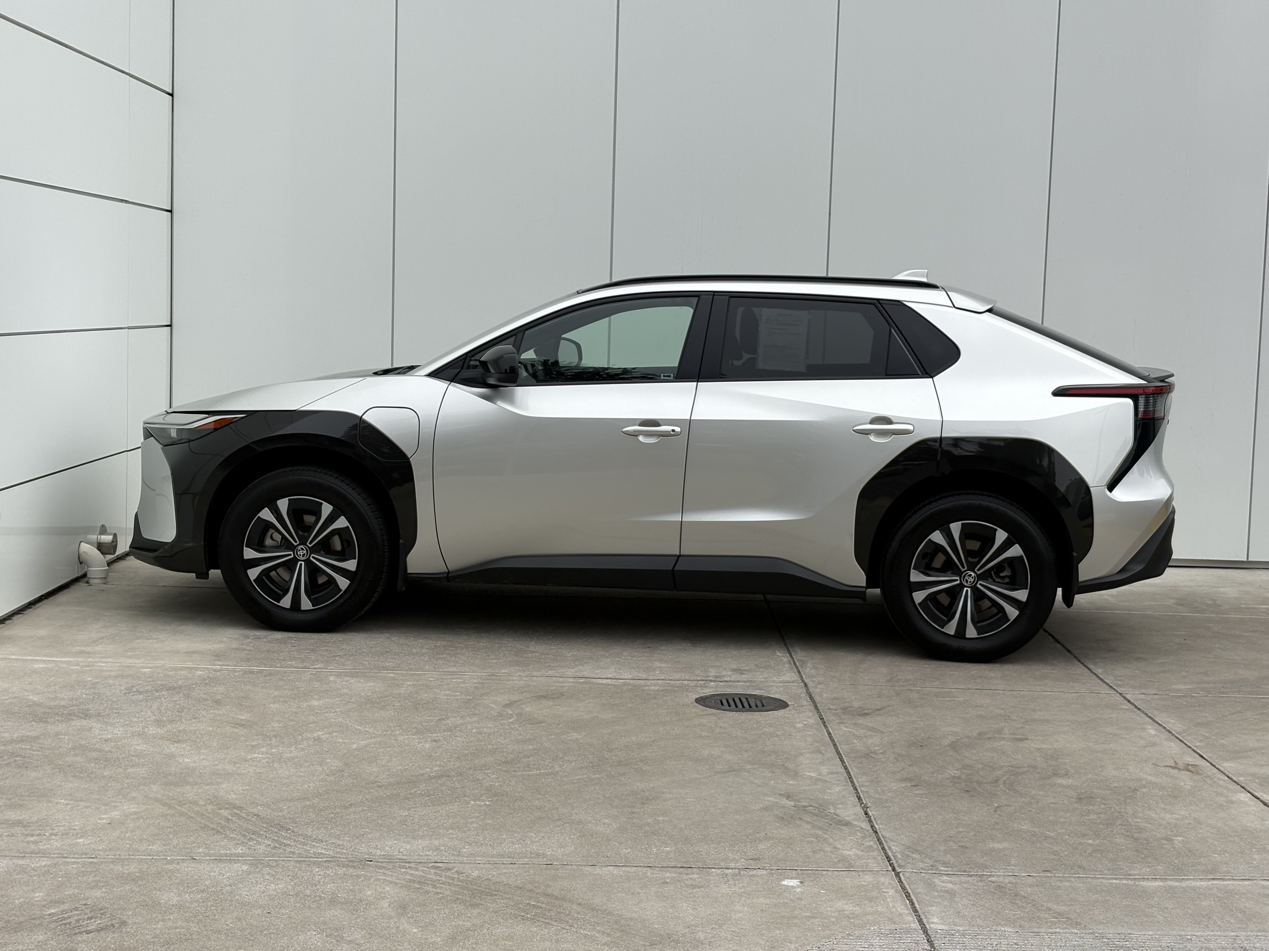 Used 2025 Toyota bZ4X AWD w/ Weather Package image 4