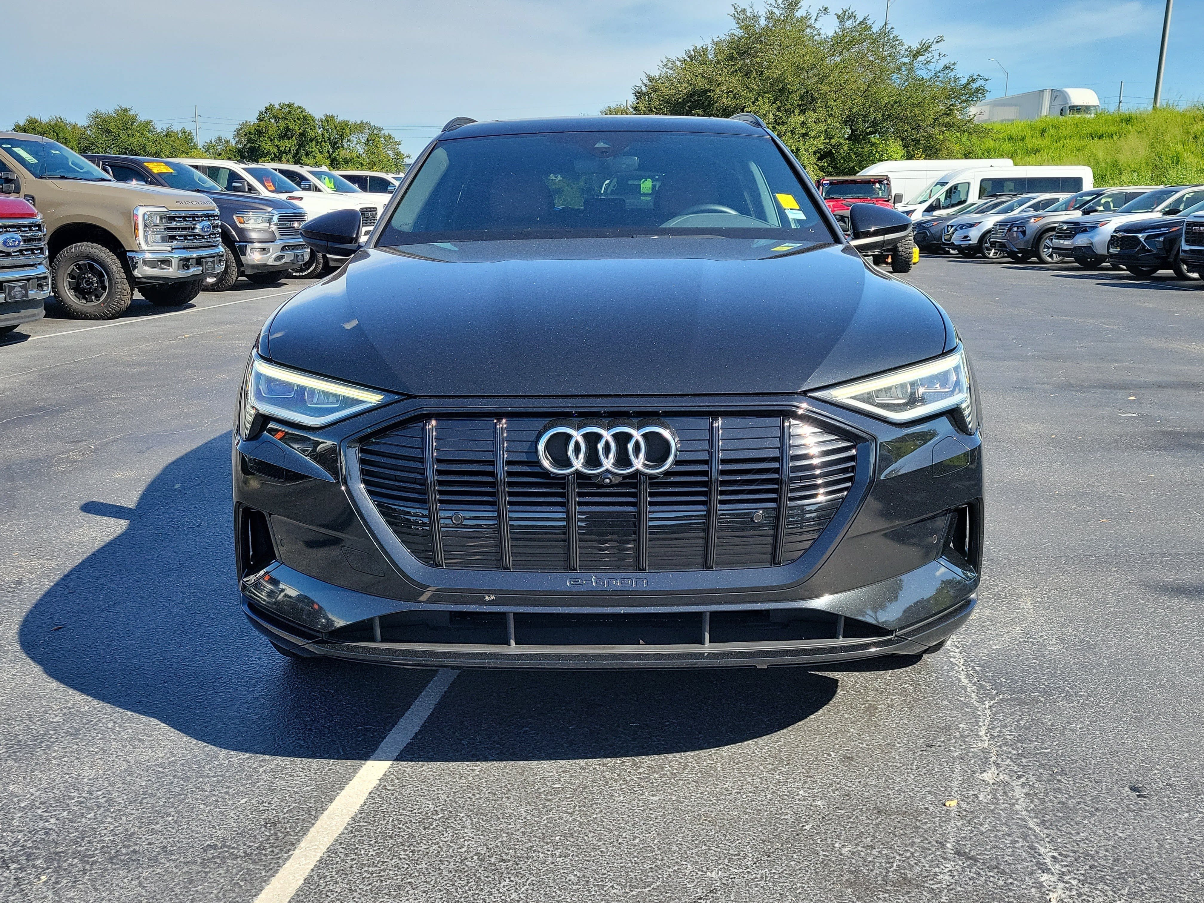 Used 2022 Audi e-tron Premium w/ Convenience Plus Package AWD/4WD image 2