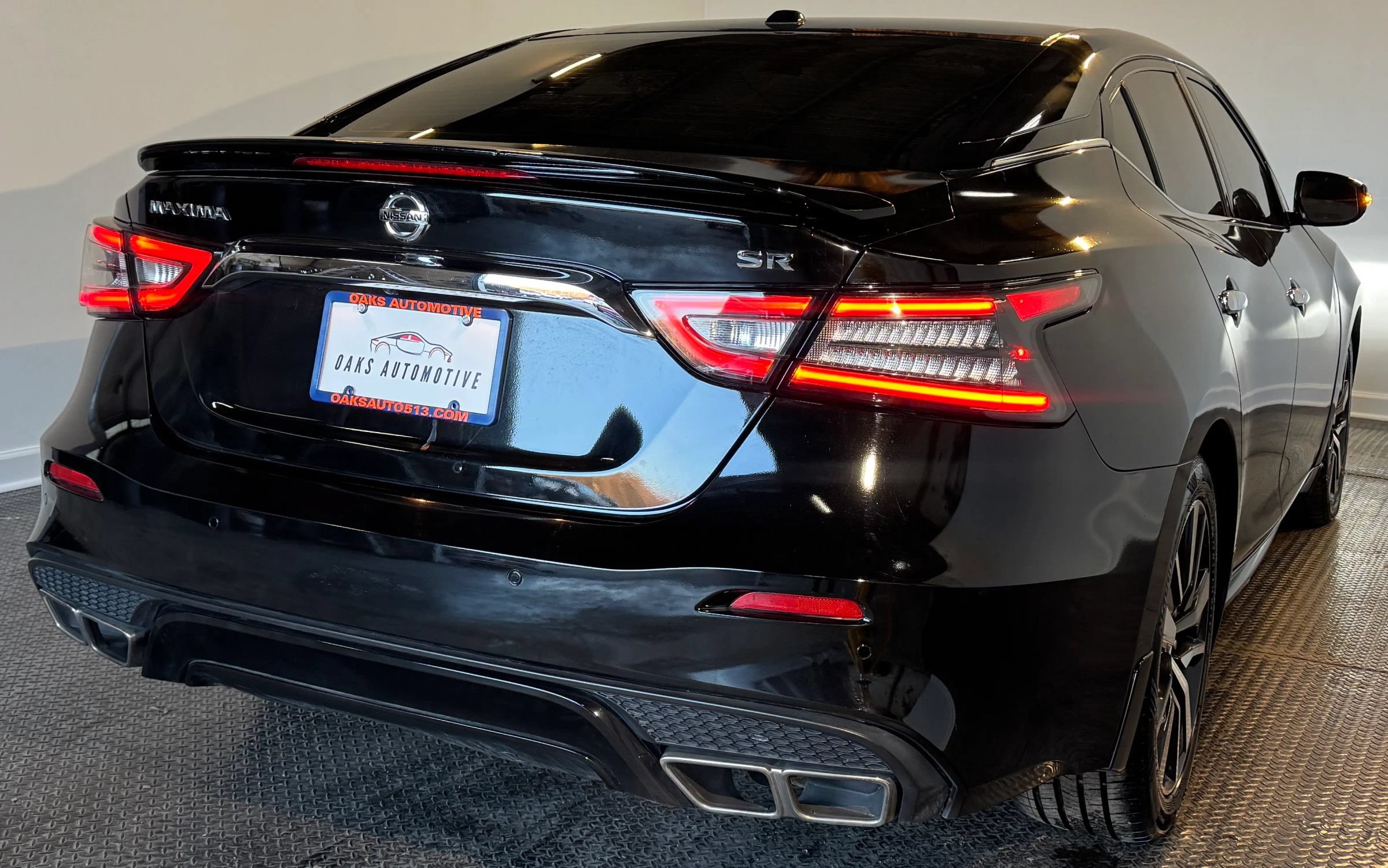 Used 2017 Nissan Maxima SR FWD image 4