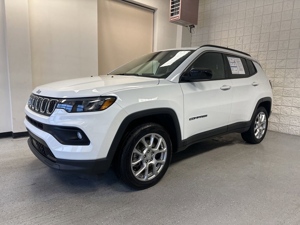 Used 2023 Jeep Compass Latitude image 2