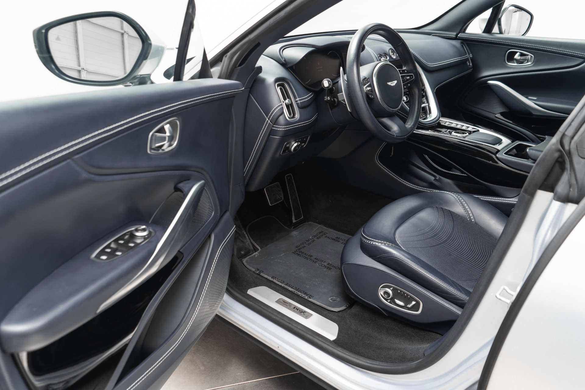 Used 2022 Aston Martin DBX image 23