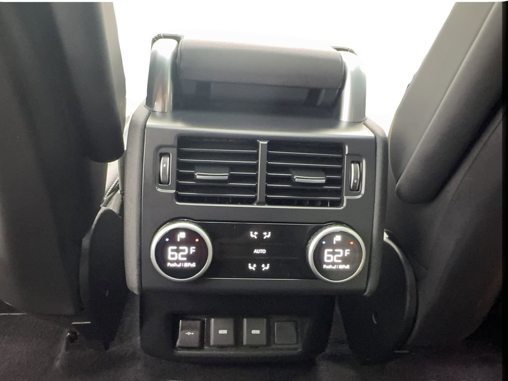 Used 2023 Land Rover Discovery Metropolitan Edition AWD/4WD image 39