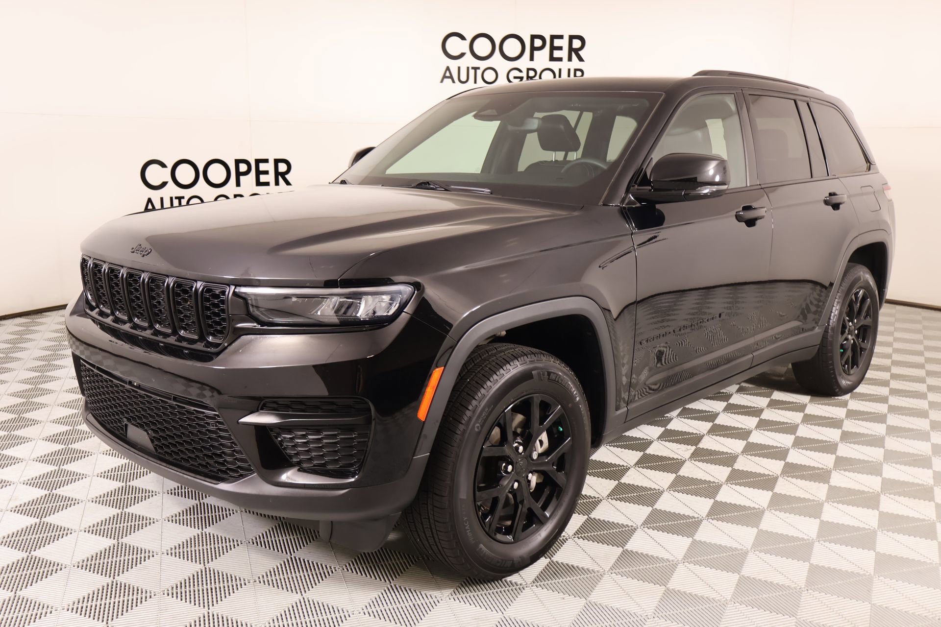 Used 2024 Jeep Grand Cherokee Altitude AWD/4WD image 10