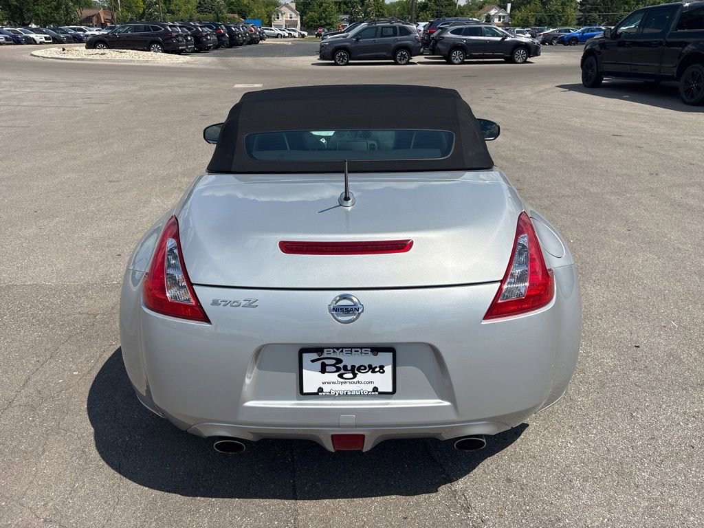 Used 2016 Nissan 370Z Roadster RWD image 4