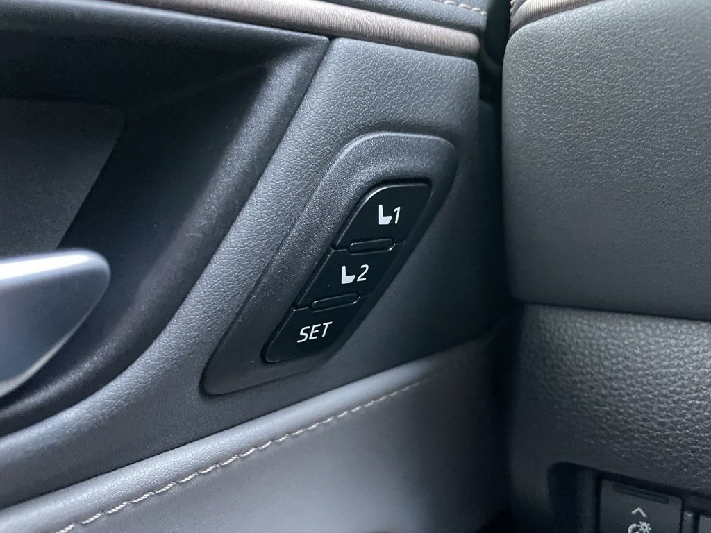 Used 2021 Toyota Venza XLE image 23