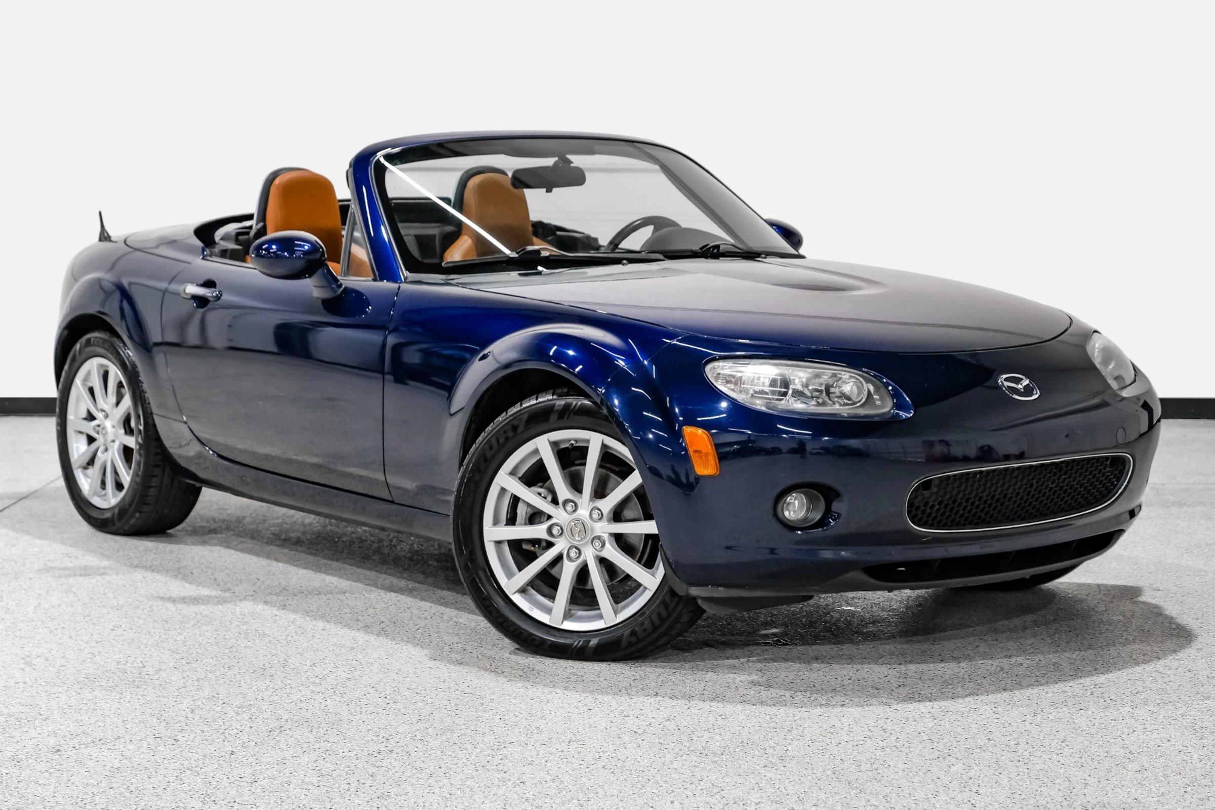 Used 2008 MAZDA MX-5 Miata Grand Touring w/ Premium Pkg RWD image 4