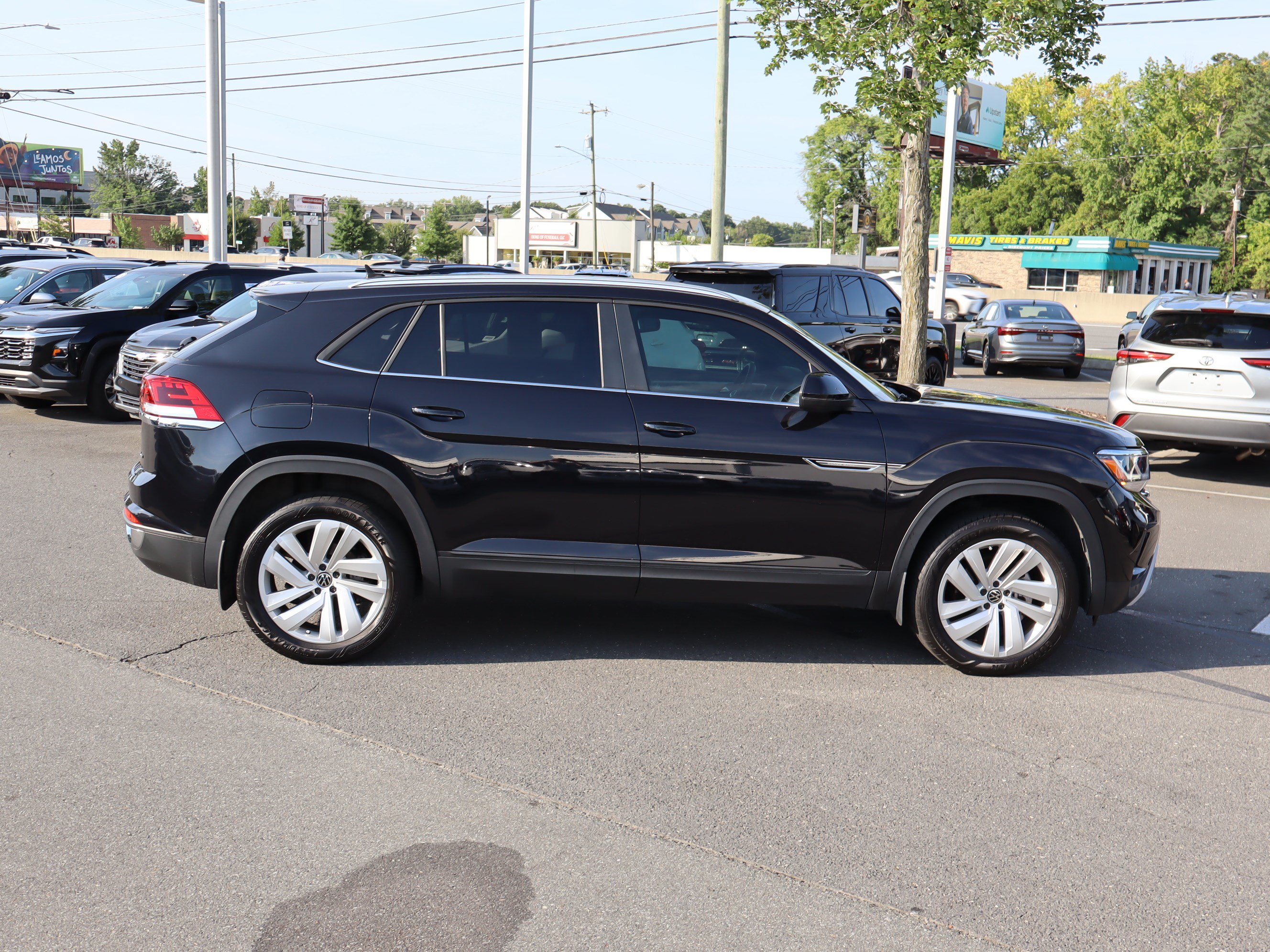 Used 2023 Volkswagen Atlas Cross Sport SE AWD/4WD image 11