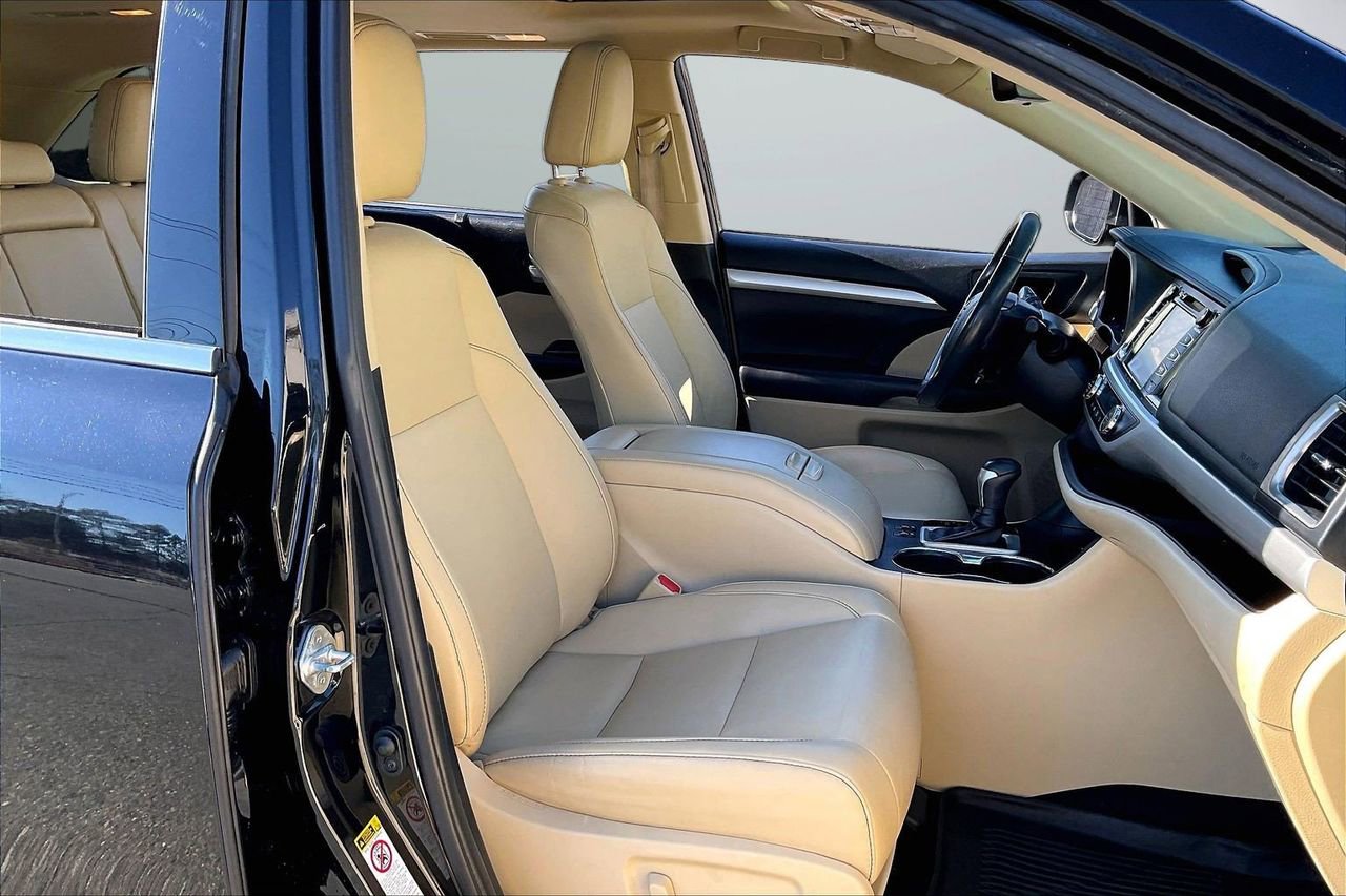 Used 2019 Toyota Highlander XLE image 24