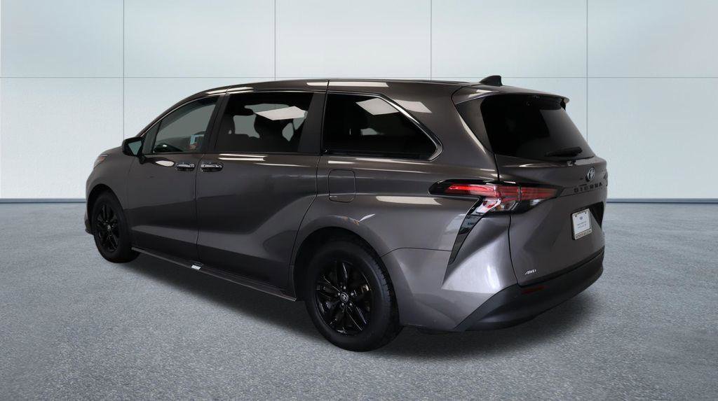 Used 2022 Toyota Sienna XLE AWD/4WD image 3