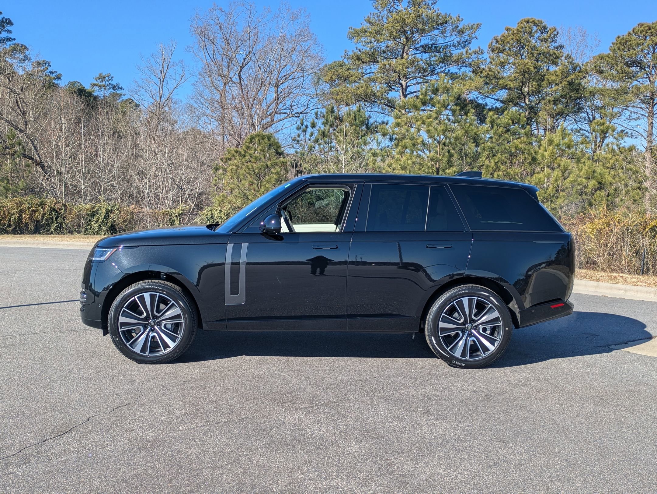 Certified 2025 Land Rover Range Rover SE image 8