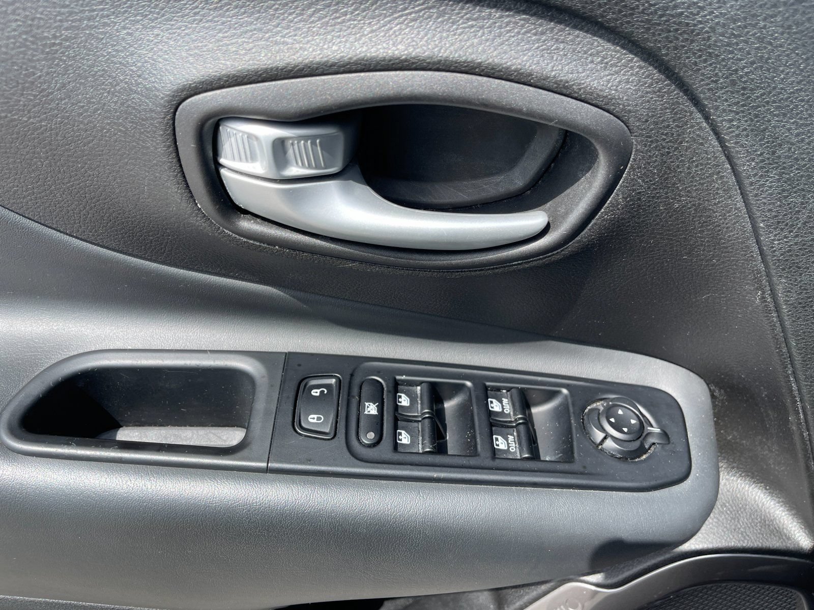 Used 2023 Jeep Renegade Latitude AWD/4WD image 13
