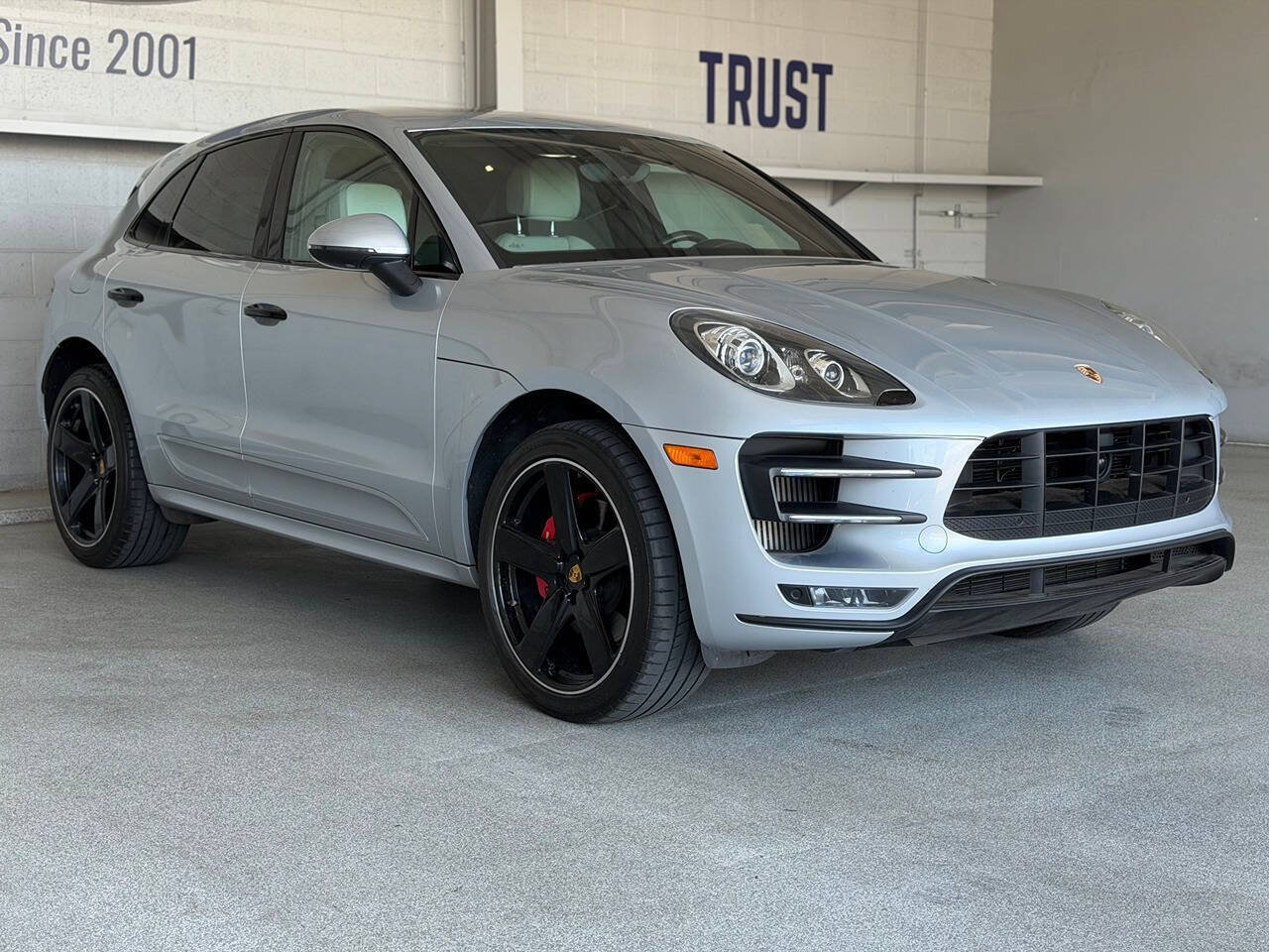 Used 2018 Porsche Macan Turbo AWD/4WD image 3