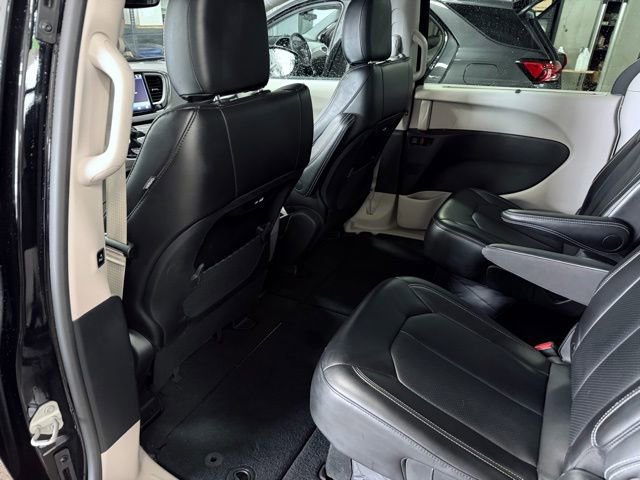 Used 2023 Chrysler Pacifica Touring-L FWD image 21