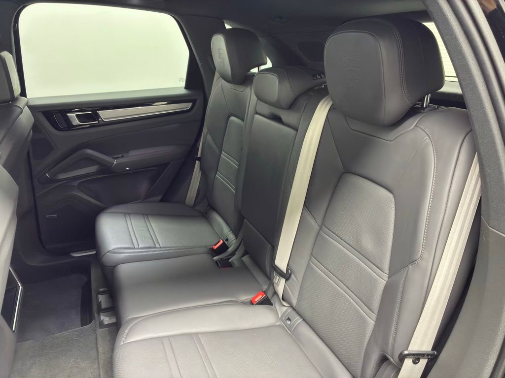 Used 2022 Porsche Cayenne Platinum Edition image 50