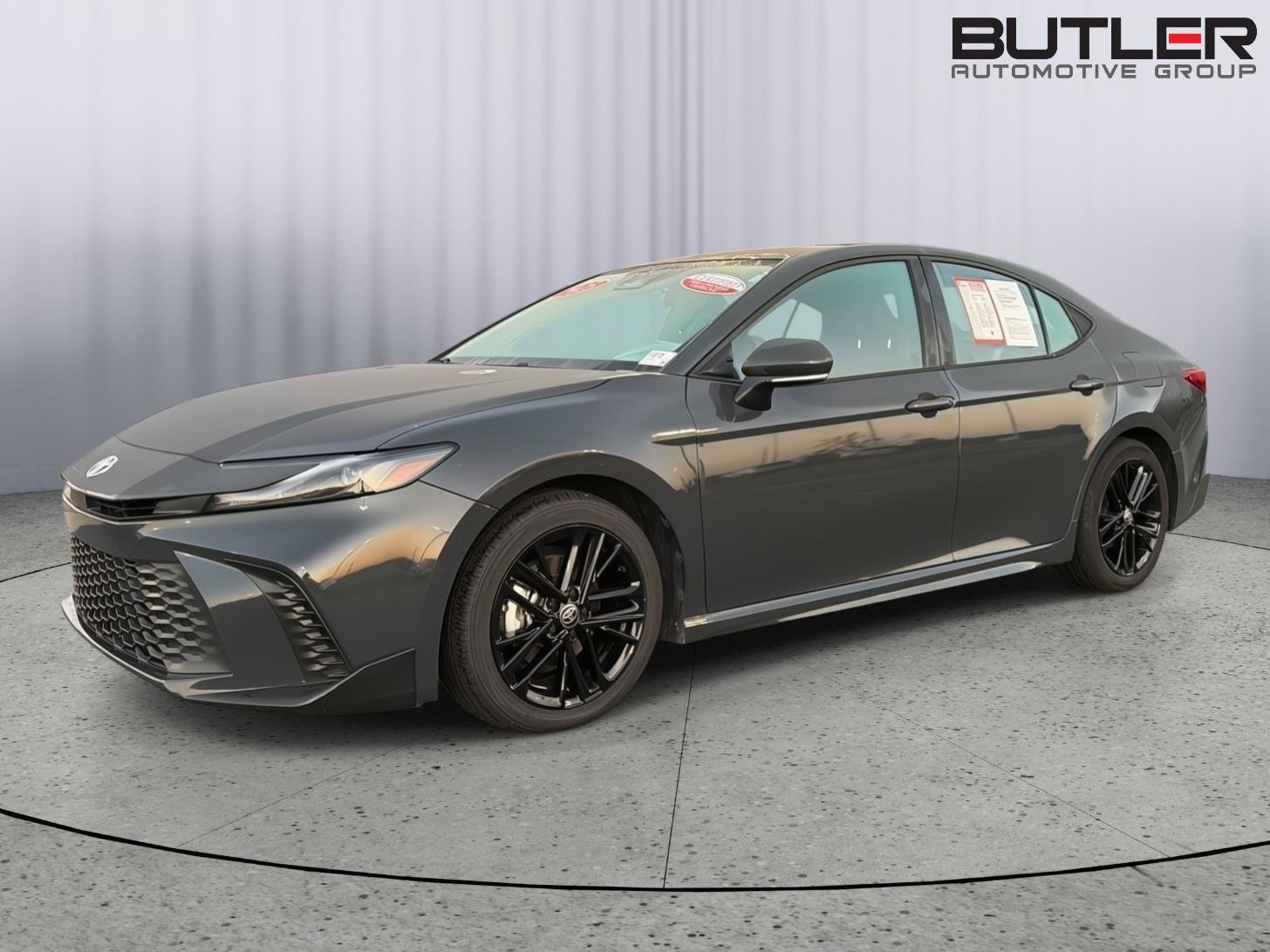 Used 2025 Toyota Camry SE FWD image 1